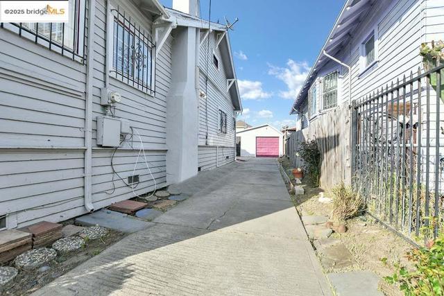 5540 E 17Th St, Oakland CA: https://media.crmls.org/mediaz/a25813aa-fefc-487c-a077-b2c4ab7c8639.jpg