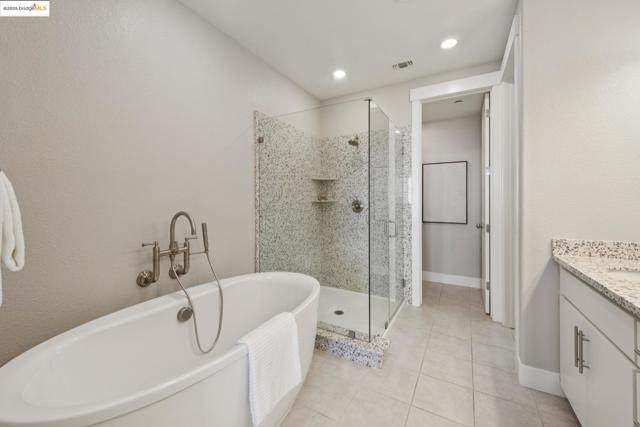 6757 Skyview Dr, Oakland CA: https://media.crmls.org/mediaz/a259e41c-bfda-443c-85c1-93fc082ecfb4.jpg