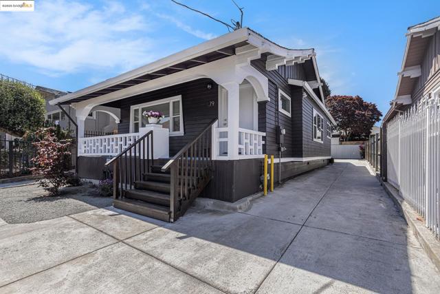 879 45Th St, Oakland CA: https://media.crmls.org/mediaz/a25a4bba-3c79-4b3c-8983-1e4bee9eefef.jpg