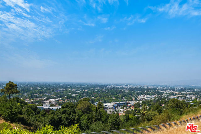 11258 Laurie Drive, Studio City CA: https://media.crmls.org/mediaz/a25a6e49-842d-4af9-8484-e8aa6cdca613.jpg