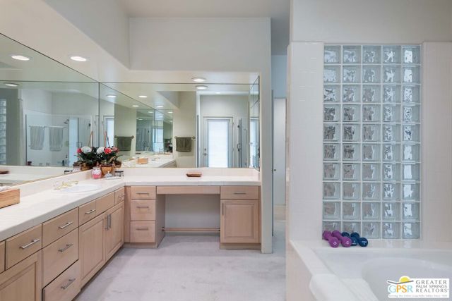 40840 Centennial Circle, Palm Desert CA: https://media.crmls.org/mediaz/a25ad724-f2fa-438c-8253-1da399ef1668.jpg