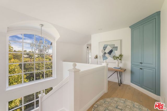 9315 Beverly Crest Drive, Beverly Hills CA: https://media.crmls.org/mediaz/a25cbe3b-08ab-4495-8d10-3e2754de1652.jpg