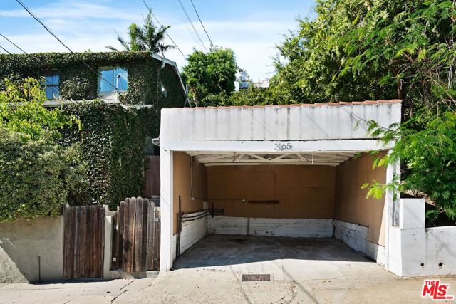 2165 Valentine Street, Los Angeles CA: https://media.crmls.org/mediaz/a25d8d0e-9d79-4bcd-a4cf-be1ffd6caa73.jpg