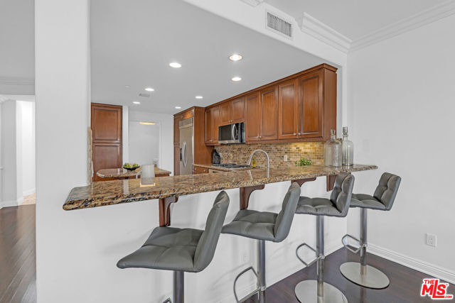 143 N Arnaz Drive, Beverly Hills CA: https://media.crmls.org/mediaz/a25e6d2a-5e26-4502-9ca9-6ae5ad524132.jpg