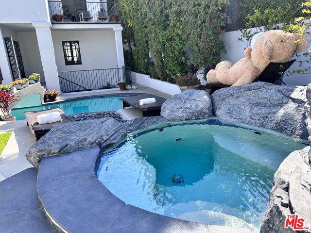 723 10th Street, Santa Monica CA: https://media.crmls.org/mediaz/a25eb5fc-a055-41f1-a762-6c4d9108a256.jpg