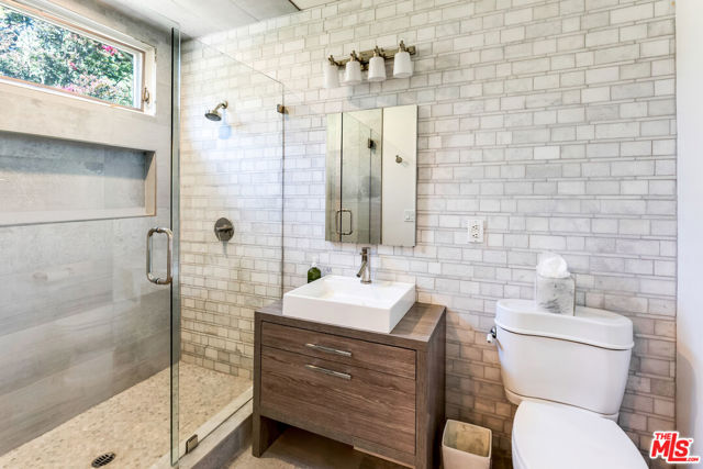 1009 Jeannette Avenue, Thousand Oaks CA: https://media.crmls.org/mediaz/a25f0811-bbe5-4400-a10c-d4e27bf1d712.jpg