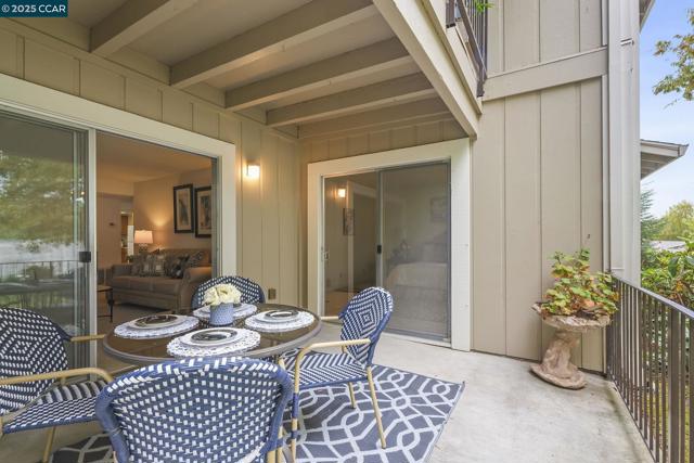 975 Terra California Dr, Walnut Creek CA: https://media.crmls.org/mediaz/a25f8965-a04f-404a-b2e3-568825b84dba.jpg