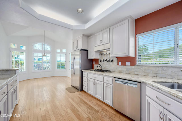 3695 Mapleknoll Place, Thousand Oaks CA: https://media.crmls.org/mediaz/a25fc1cc-b385-4962-8e98-2d2321cea2f3.jpg