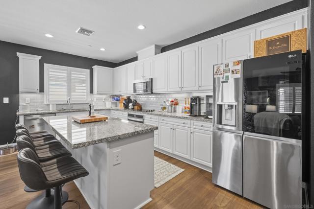 28382 Hopscotch dr,  CA: https://media.crmls.org/mediaz/a2600dd4-465c-4881-b18a-82ad791355db.jpg