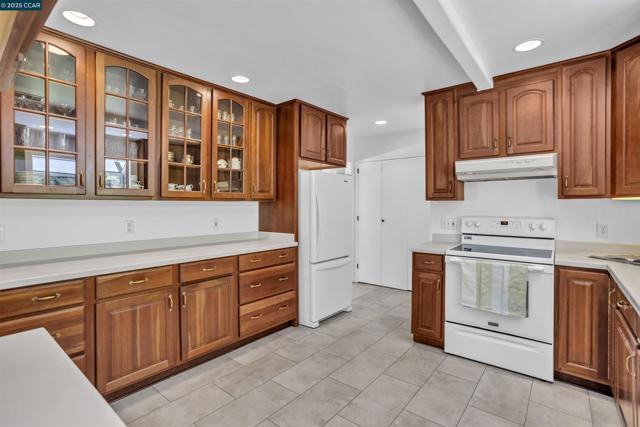 18 Van Tassel Ln, Orinda CA: https://media.crmls.org/mediaz/a260d5ce-429c-4e48-845f-d61291f5671c.jpg