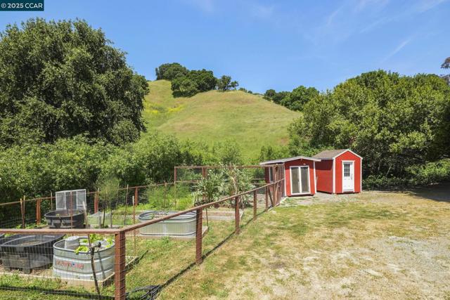 2251 Rancho Del Lago Rd, Martinez CA: https://media.crmls.org/mediaz/a261d7c2-b674-489d-a3ec-60d254db57f9.jpg