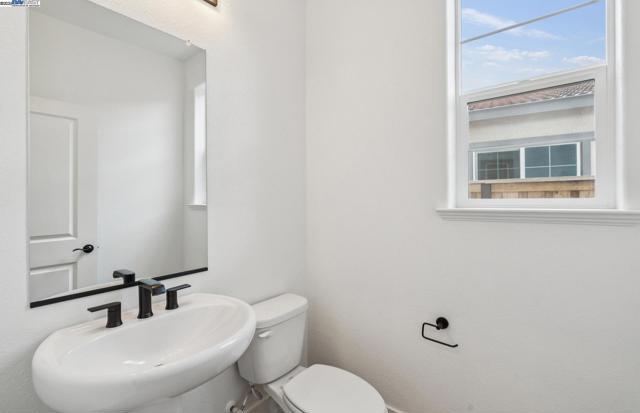 373 E Gobind Blvd, Mountain House CA: https://media.crmls.org/mediaz/a2624795-4e77-4073-840b-c8cb7cc2ee8b.jpg