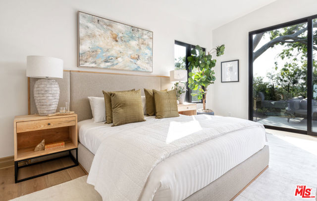 9153 Janice Place, Beverly Hills CA: https://media.crmls.org/mediaz/a26255fb-3f5a-49dc-bbc4-5a2e040696e2.jpg