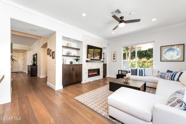 976 Blackbourne, Oak Park CA: https://media.crmls.org/mediaz/a2637c01-95c4-41c4-96be-f20bed803f9f.jpg