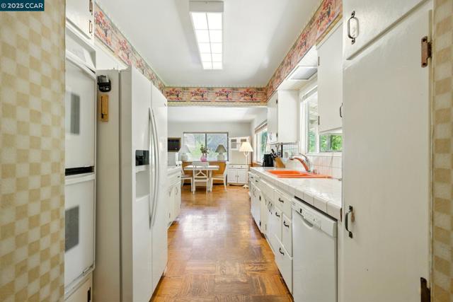3363 Mcgraw Ln, Lafayette CA: https://media.crmls.org/mediaz/a263c21e-c979-4e48-ace7-01a684798351.jpg