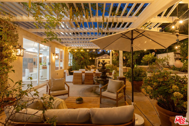 5985 Vista De La Luz, Woodland Hills CA: https://media.crmls.org/mediaz/a2645e06-a232-478b-88a2-903b76990e76.jpg