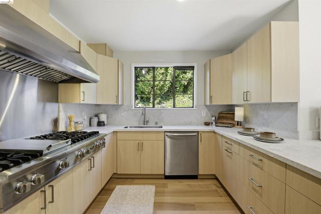 44 Highgate Rd, Kensington CA: https://media.crmls.org/mediaz/a26540c4-386f-4a66-a024-7e339b1f1251.jpg