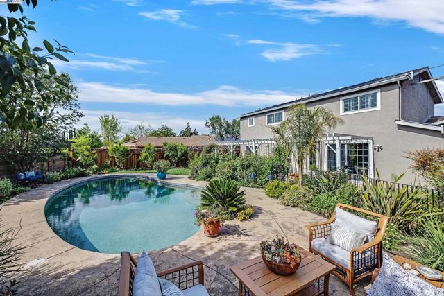 204 Franciscan Dr, Danville CA: https://media.crmls.org/mediaz/a265410e-ee4e-48f6-96a3-55b5c37aeb5e.jpg