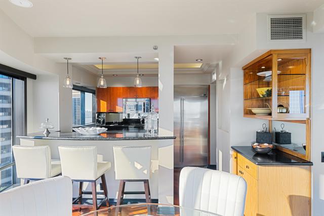 200 Harbor Dr, San Diego CA: https://media.crmls.org/mediaz/a266e5a4-900f-42e7-ab8f-d8faca405dbe.jpg