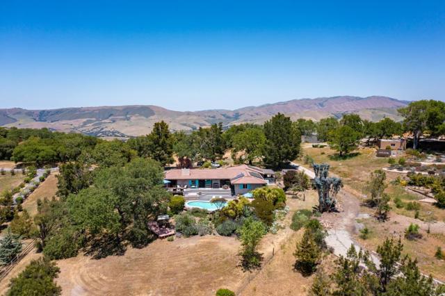 34998 Sky Ranch Road, Carmel Valley CA: https://media.crmls.org/mediaz/a268c669-76e6-4530-8b0d-a2425c821134.jpg
