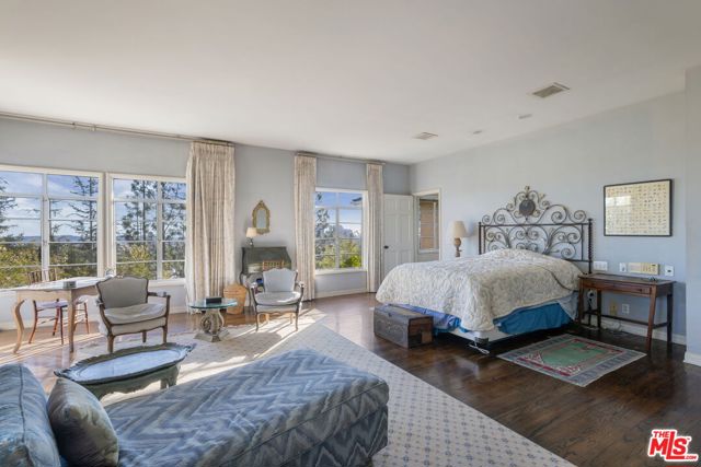 1114 Schuyler Road, Beverly Hills CA: https://media.crmls.org/mediaz/a269a01e-d529-489c-942a-24ff1efa38bd.jpg