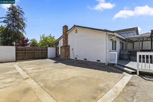 245 Parkview Ter, Vallejo CA: https://media.crmls.org/mediaz/a26b3d9d-b2c7-4910-b641-3acf8b503b72.jpg