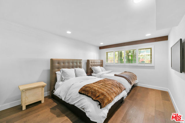 22626 Pacific Coast Highway, Malibu CA: https://media.crmls.org/mediaz/a26c9cc6-0632-413d-b747-dff087cd0e96.jpg