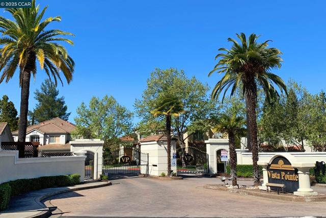 1116 Vista Pointe Cir, San Ramon CA: https://media.crmls.org/mediaz/a26d7d7d-58b7-49d4-9ca2-66942f89faec.jpg