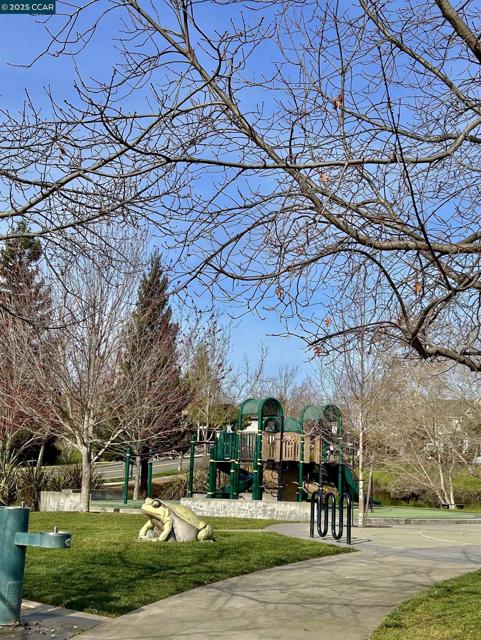 2036 Serra Ln, Hercules CA: https://media.crmls.org/mediaz/a26dbd0c-de11-4d74-b5a3-b35119658313.jpg