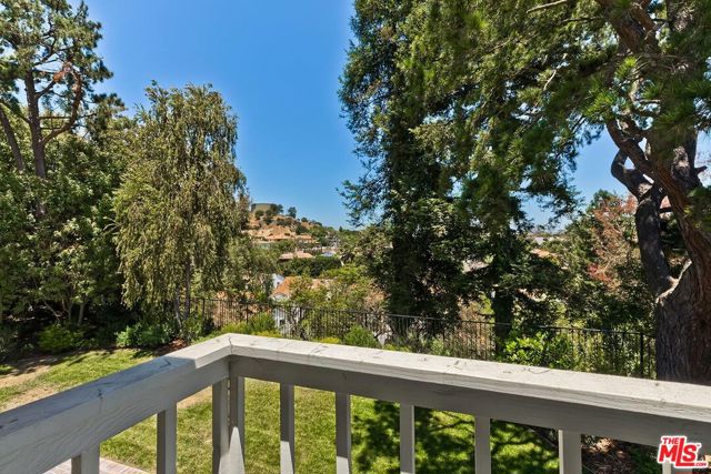 2968 Nicada Drive, Los Angeles CA: https://media.crmls.org/mediaz/a26e34fa-ad3c-4893-b4a1-f9671ee28b10.jpg
