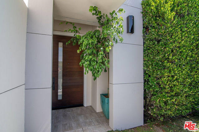 362 N Norton Avenue, Los Angeles CA: https://media.crmls.org/mediaz/a26f1245-5972-4d7c-a77b-49db4e8528b8.jpg