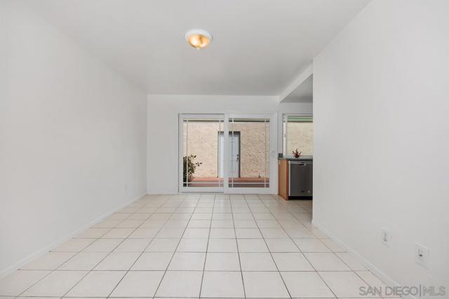 12991 Caminito Bodega, Del Mar CA: https://media.crmls.org/mediaz/a26f7104-34f5-4d7e-8db6-80d306513cb8.jpg