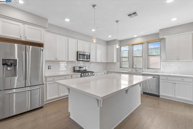93 Catania Cmn, Fremont CA: https://media.crmls.org/mediaz/a26fe256-4065-40a2-bedb-7d663f12dc24.jpg