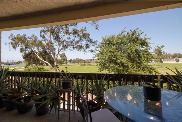 2503 Navarra Dr, Carlsbad CA: https://media.crmls.org/mediaz/a26fe751-397d-4598-bfe3-5cbc359046bf.jpg