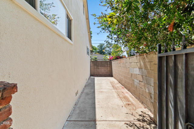 6449 Quakertown Avenue, Woodland Hills CA: https://media.crmls.org/mediaz/a2707b91-e3bc-45a0-8881-6c94f48867d7.jpg
