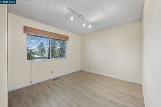 5571 Sepulveda Ct, Concord CA: https://media.crmls.org/mediaz/a270dfc5-8181-4d6c-8755-eb5362f6b801.jpg