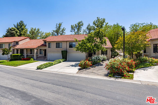 20055 Avenue Of The Oaks, Newhall CA: https://media.crmls.org/mediaz/a2713072-89ad-4ca2-8ff8-d438c0db80cf.jpg
