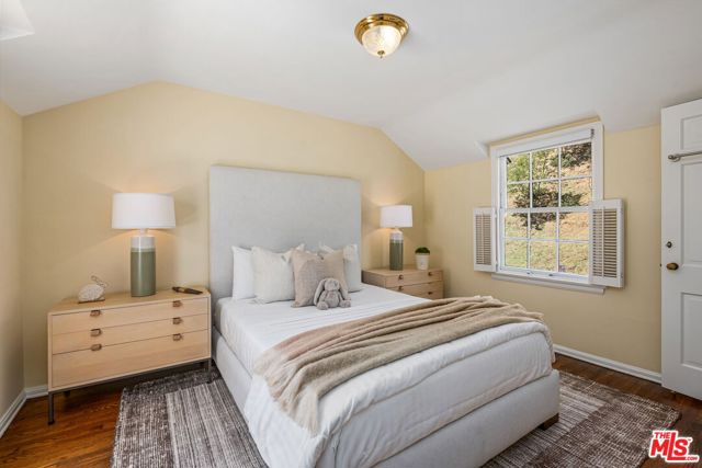 1376 San Ysidro Drive, Beverly Hills CA: https://media.crmls.org/mediaz/a271351d-67cd-463b-896c-97b9c1a40648.jpg