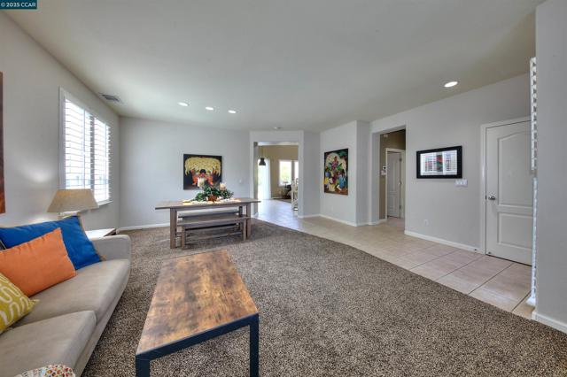 2927 Carlingford Ln, Vallejo CA: https://media.crmls.org/mediaz/a271dcb4-d089-4d6a-aceb-12e41b462967.jpg