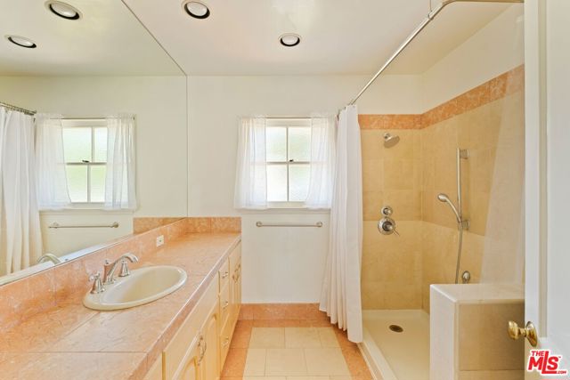 315 26th Street, Santa Monica CA: https://media.crmls.org/mediaz/a2724d91-15cd-4901-a2ba-51afe0fb3b6d.jpg
