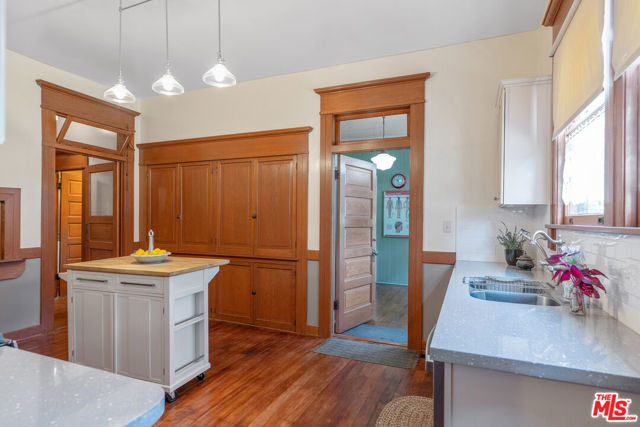 1049 Elden Avenue, Los Angeles CA: https://media.crmls.org/mediaz/a272988d-a8f7-40be-a3ee-6c20c2ef2fd9.jpg