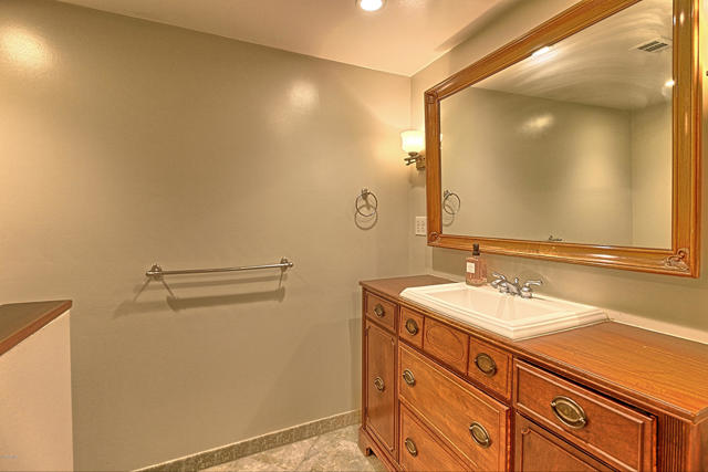 2108 Sunset Drive, Ventura CA: https://media.crmls.org/mediaz/a27310a9-8793-4e0d-af94-04a0a841bcaa.jpg