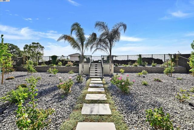 4072 Whitney Vista Ln, Rocklin CA: https://media.crmls.org/mediaz/a275c996-3158-473c-a837-442d6104d474.jpg