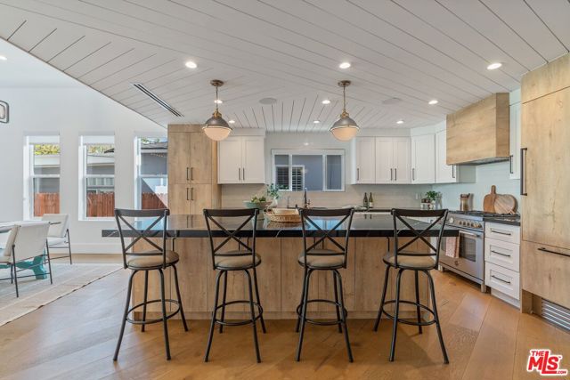 5522 Buffalo Avenue, Sherman Oaks CA: https://media.crmls.org/mediaz/a276055f-1bc5-43b5-aa94-2b1132cbe0c1.jpg