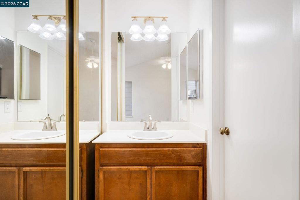 https://media.crmls.org/mediaz/a276086d-d516-4ccb-8371-536d22683dba.jpg?preset=X-Large