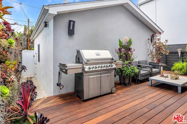 749 Oxford Ave Avenue, Venice CA: https://media.crmls.org/mediaz/a2760c31-d561-40fc-80a3-6d38db79ea74.jpg