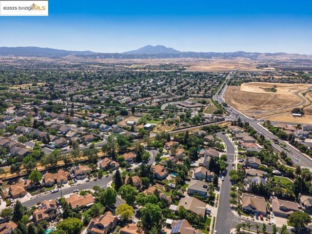 1281 Sea Vista Dr, Brentwood CA: https://media.crmls.org/mediaz/a2761fa1-c697-46df-a421-fd21f0423556.jpg