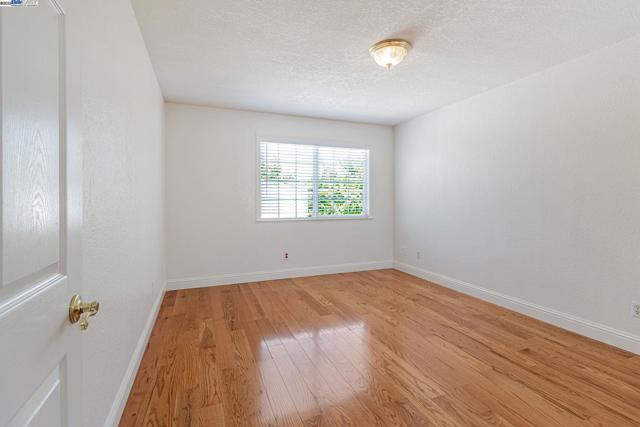 2940 Somerset Ave, Castro Valley CA: https://media.crmls.org/mediaz/a2762118-f075-480b-bb20-ae92a46fc08f.jpg