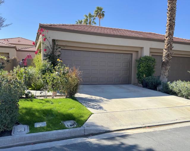54121 Oakhill, La Quinta CA: https://media.crmls.org/mediaz/a276e7f4-fe73-4fab-89ac-86d8e85c750b.jpg