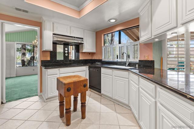 462 Avenida Adobe, Escondido CA: https://media.crmls.org/mediaz/a27791b5-1584-4ed6-9532-d468516732ff.jpg